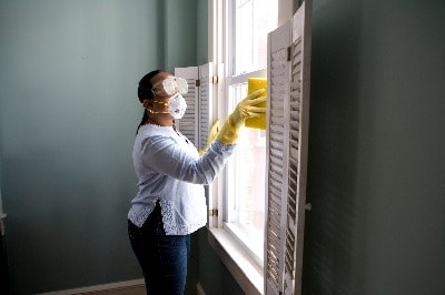 cleaning blinds